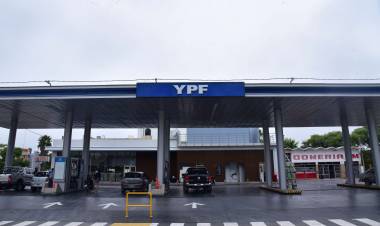 Desde mayo YPF bajará un 4% el precio de sus combustibles 
