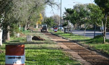 El municipio construye un nuevo sendero peatonal en el Paseo del Ferrocarril de barrio Hospital 