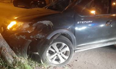 Perdió el control y chocó contra un árbol: cinco jóvenes ilesos tras accidente 