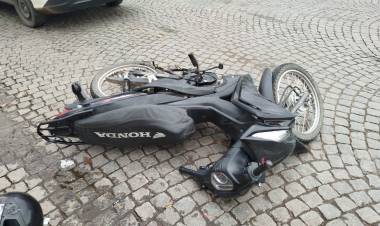 Grave accidente en el centro: una motociclista resultó con fractura de mandíbula 