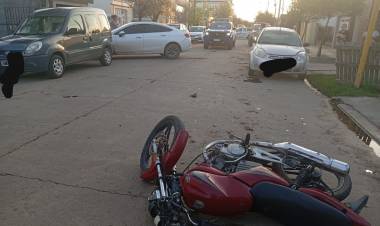 Grave accidente de tránsito en barrio Roca: un motociclista resultó con lesiones graves