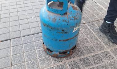 Un hombre fue detenido con una garrafa y elementos sospechosos en Libertador y López y Planes