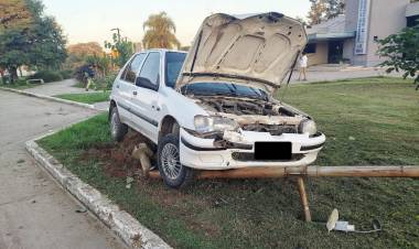 Accidente de tránsito en Ruta 158: un auto impactó contra una columna tras reventarse una cubierta