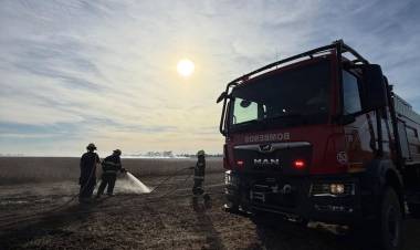 Incendio de maquinaria agrícola desata siniestro en campo de soja