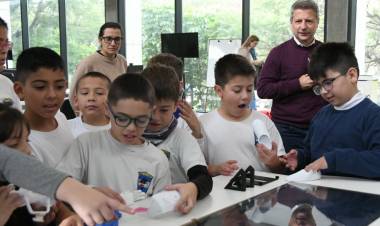 Cada vez más estudiantes eligen los tours educativos en Tecnoteca. ¿De qué se trata?
