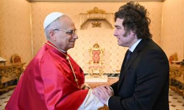 Milei se reunió con el Papa León XIV, quien confirmó su próxima visita a la Argentina