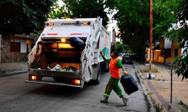 Las Varillas: falleció un empleado municipal tras caer del camión de la basura y ser arrollado por el mismo