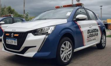 Aprehenden a un hombre por dañar un móvil policial y resistirse a la autoridad