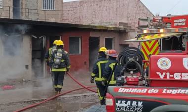 Pérdidas totales y una mascota fallecida en el voraz incendio de una vivienda en barrio Acapulco 