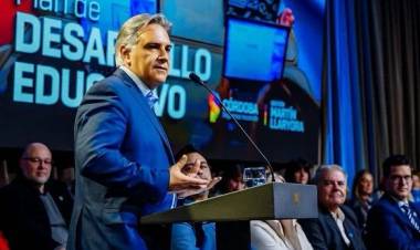 Llaryora presentó una asignación estímulo para el personal de salud y una nueva ley que unifica el régimen laboral del sector
