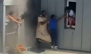 Heroísmo en París: un inmigrante africano salvó a seis personas de un incendio caminando por la cornisa