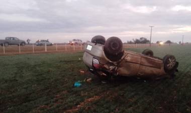 Dos jóvenes heridos tras volcar con su automóvil cerca de Sacanta