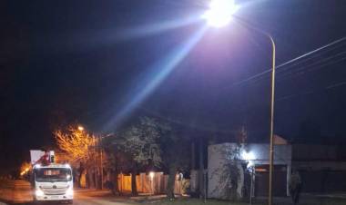 Renuevan el alumbrado público en barrio El Prado