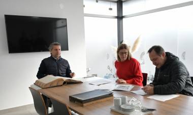 Bernarte recorrió la empresa Bianchi Cueros Argentino y firmó un convenio para fortalecer la capacitación local