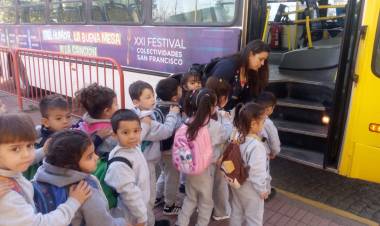 El municipio promueve la participación con traslados gratuitos a espacios educativos y culturales