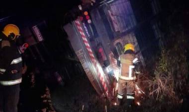 Vuelco de camión jaula en Morteros: gran cantidad de vacunos murieron en el siniestro