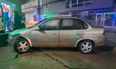 Accidente en barrio José Hernandez: colisionó un auto y escapó del lugar