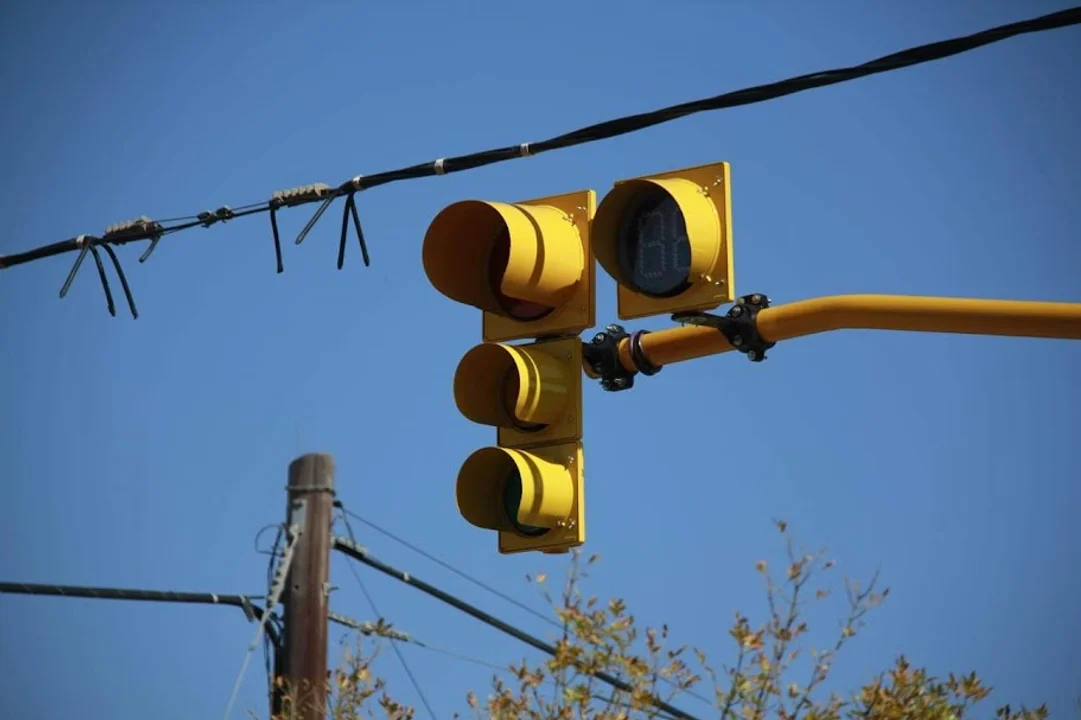 La Municipalidad reorganiza el tránsito y reubica semáforos en el sector noroeste para mejorar la seguridad vial