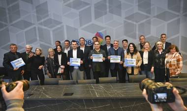 Infraestructura educativa: Provincia entregó más de $1.700 millones a 15 municipios del interior
