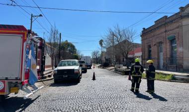 Bomberos voluntarios intervinieron por un escape de gas en la vía pública