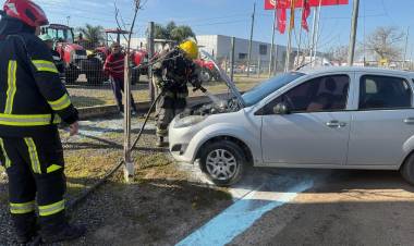 Bomberos controlaron un principio de incendio en un vehículo en el Parque Industrial