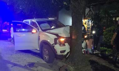 Trágico accidente en calle Paraguay: murió un hombre de 58 años tras chocar contra un árbol