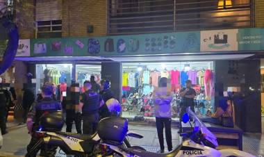 Córdoba: un hombre roció con alcohol y prendió fuego a un policía tras una discusión en un comercio