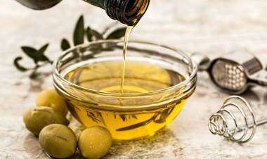 La ANMAT prohibió la venta de dos marcas de aceite de oliva por irregularidades en su rotulado