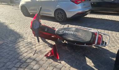 Motociclista sufrió graves lesiones tras chocar contra dos autos en barrio Catedral 