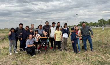 Proyecto ambiental en el Parque Industrial: alumnos participaron de una jornada de plantación de árboles