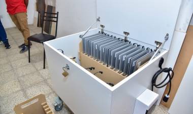 El Ceder San Francisco construyó y entregó mobiliario para el traslado de notebooks de la escuela ProA Software