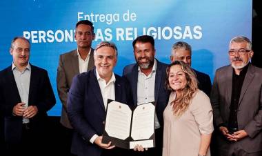Llaryora entregó las primeras personerías jurídicas religiosas de la provincia