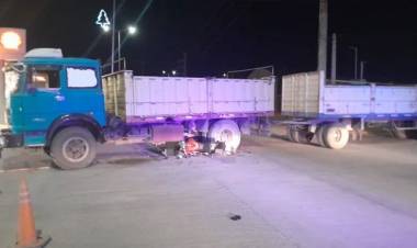 Dos jóvenes murieron tras chocar contra un camión en Santa Rosa de Río Primero