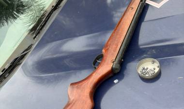 Cuatro hombres con rifle de aire comprimido fueron interceptados en calle Pueyrredón