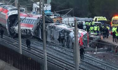 Tragedia en España: 39 muertos y 150 heridos por un choque entre trenes