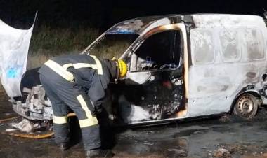 Bomberos de Frontera  controlaron un incendio de vehículo en Josefina