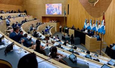 La Unicameral aprobó el proyecto que regula a “naranjitas” y prohíbe a los “limpiavidrios”