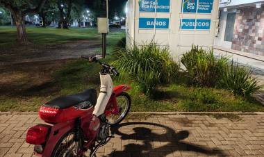 Motocicleta retenida tras maniobras peligrosas en la plaza cívica durante la madrugada