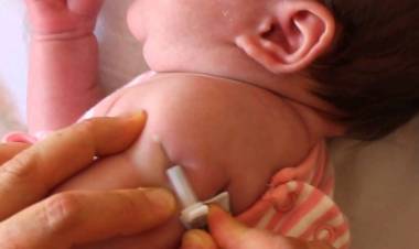 La ciudad fortalece la cobertura de vacunación neonatal con la incorporación de la BCG en clínicas privadas