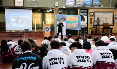 Estudiantes de sexto año se capacitan en el programa “Ojos en alerta”