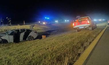 Una mujer resultó herida tras un choque entre un auto y un camión en Autovía 19