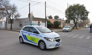 Interceptaron a dos jóvenes en motocicleta tras un alerta por intento de arrebato en Plaza Vélez Sarsfield