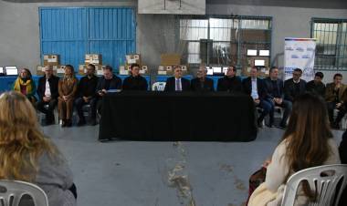 En San Francisco Llaryora entregó netbooks y anunció dos mil millones de pesos para financiar la educación técnica provincial