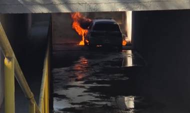 Automóvil de empresa de seguridad privada se incendió en el predio del hipódromo