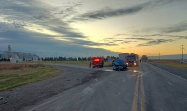 Tres vecinos murieron en un choque entre una camioneta y un camión en Canals
