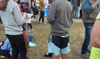 Sigue el furor por el álbum del Mundial: realizaron jornada de intercambio de figuritas en plaza Vélez Sarsfield