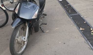 Recuperaron una motocicleta abandonada en el estacionamiento del Pingüino y dieron con su propietaria