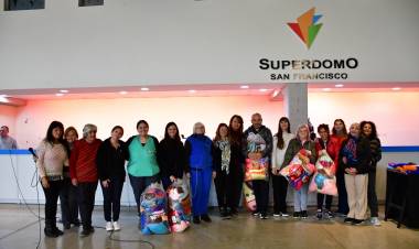 Se concretó la primera entrega de abrigos del Programa ‘Al frío le ponemos corazón’