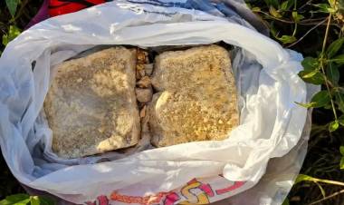 Hallaron casi un kilo de cocaína abandonado en una plaza de barrio Hipólito Bouchard