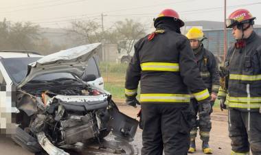 Accidente en Arroyito: automóvil chocó contra un camión estacionado sobre la Ruta 19 y su conductor fue hospitalizado 